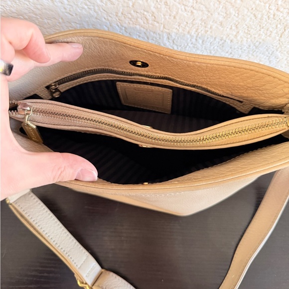 Vintage 1996 Coach Sonoma Pocket Zip Natural Grain Leather (4924) Crossbody Bag - Picture 4 of 12